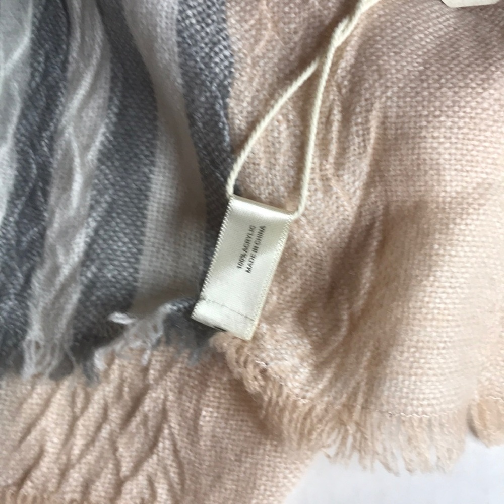 Pink, Gray, & White Blanket Scarf w/ Fringe BNWT - Picture 7 of 7